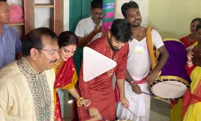 অষ্টমীর অঞ্জলি দিলেন সঙ্গে ঢাকও বাজালেন নুসরত, দেখুন ভিডিয়ো